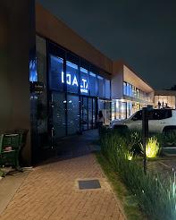 Fachada iluminada das lojas do Small Braz Leme à noite